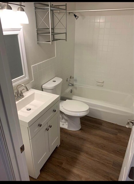 Foto del edificio - 2131 Basswood Ln