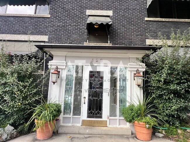 Foto del edificio - 125 E 1st Ave