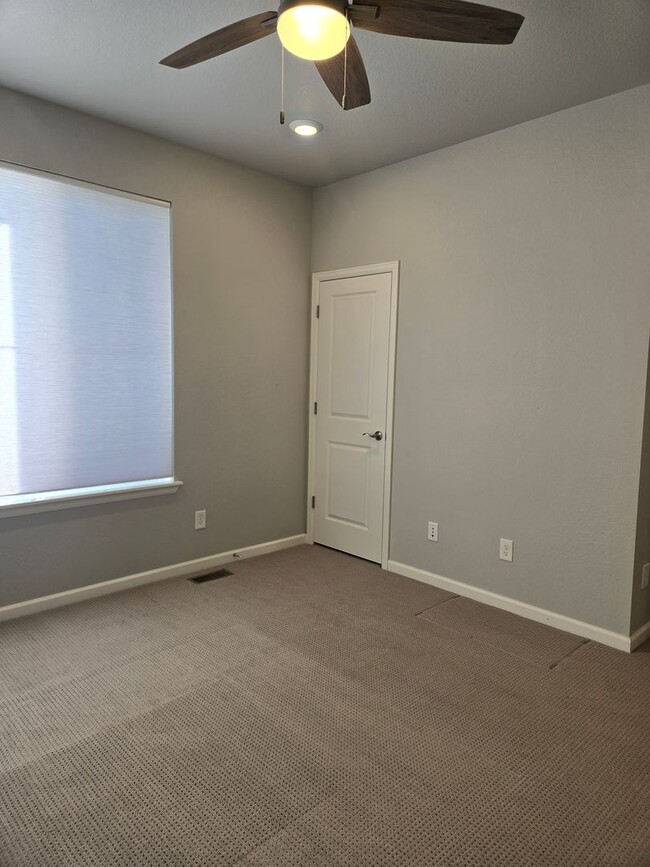 Foto del edificio - Evolve Real Estate: Spacious 3 Bed 2.5 bath Townhouse with Attached 2 Car Garage AVAILABLE NOW!