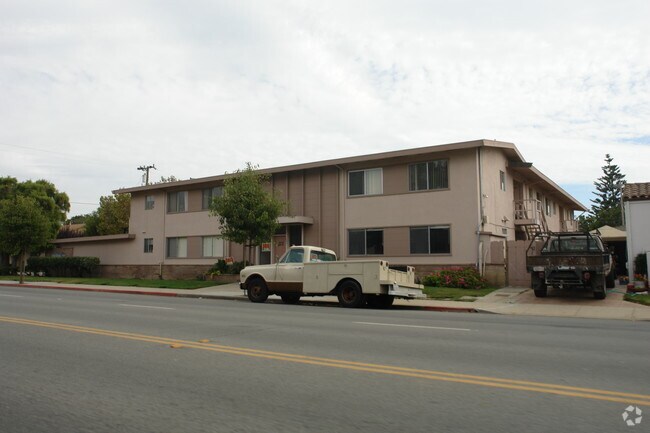 Building Photo - Western Apartments