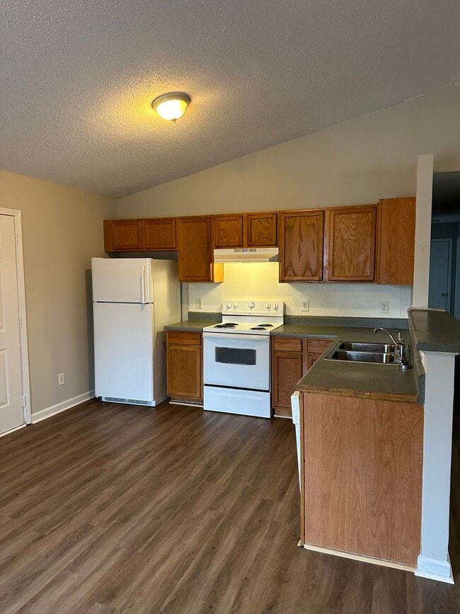 Building Photo - Spacious 3 Bedroom/2 Bath Home in Greenboro