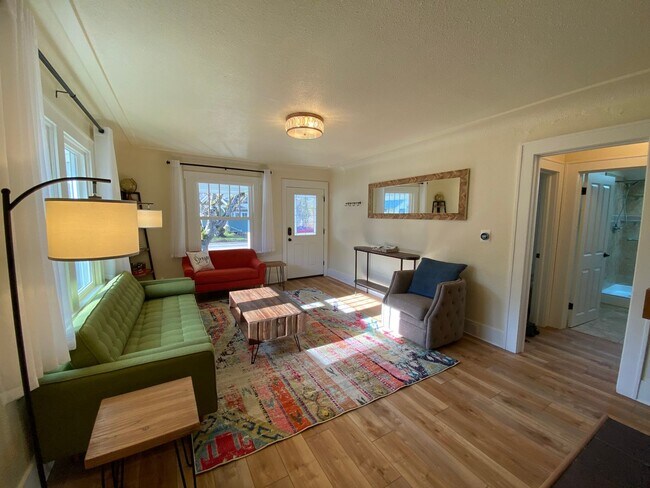 Foto del edificio - 3 Bedroom House Near UO Campus!! Ready for Fall 2026!