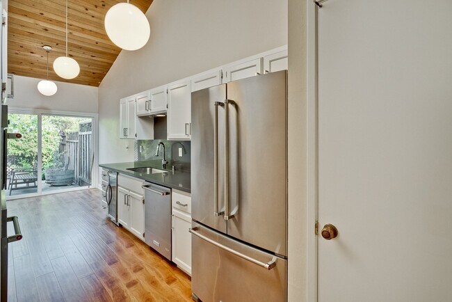 Foto del edificio - 3 bedroom 2 bath Townhome - Greenmeadow Neighborhood Palo Alto!  $6800