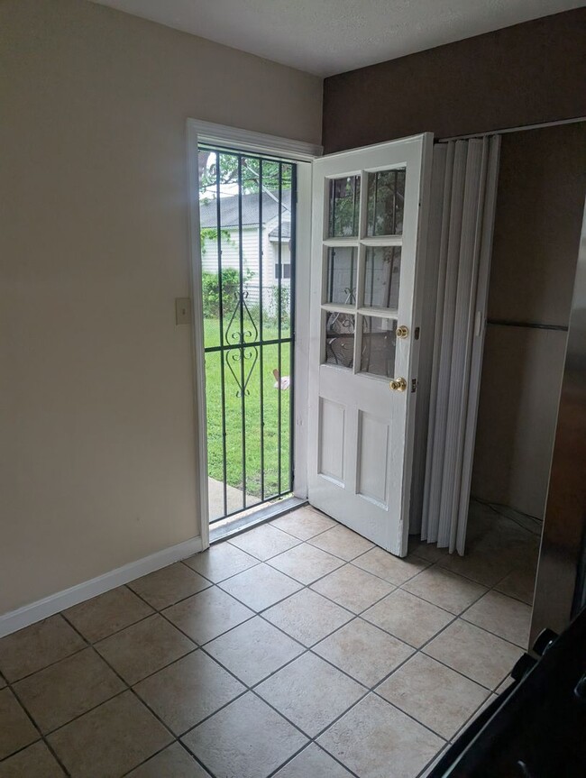 Foto del edificio - Charming 4 beds 1 bath in Euclid!