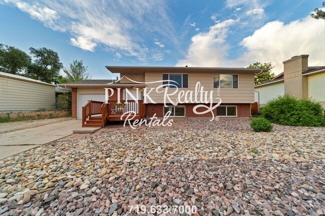 Building Photo - Gorgeously Renovated Bi-Level in Widefield!