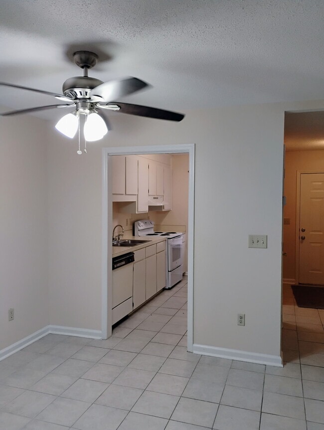 Kitchen entrance and front door entrance - 4725 Bayfield Dr