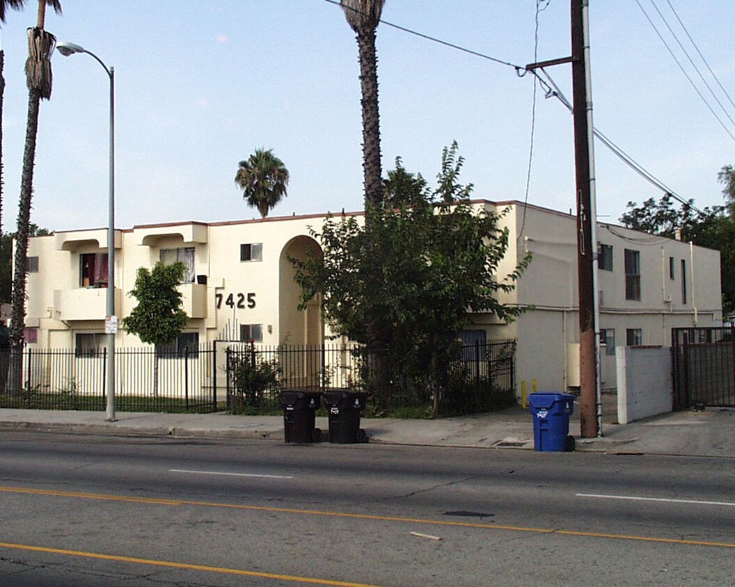 Building Photo - 7425-7427 Vineland Ave