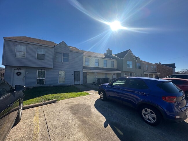 Building Photo - Spacious 2 story town home with fenced yard!