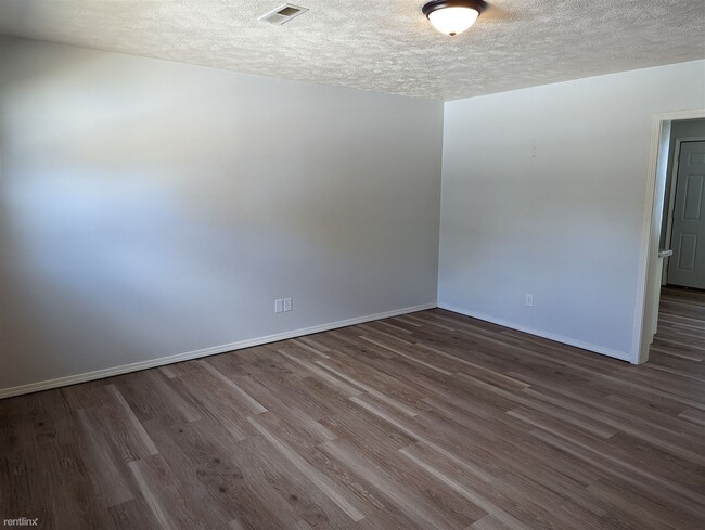 Building Photo - 2 br, 1.5 bath Townhome - 630 East Bain St...