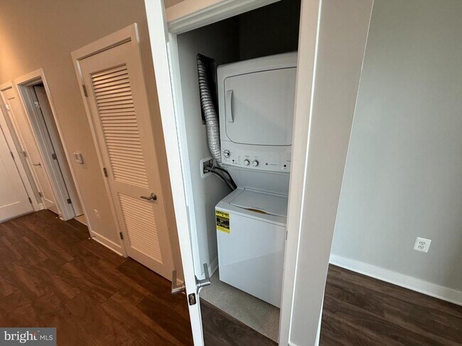 Building Photo - 989 S Buchanan St