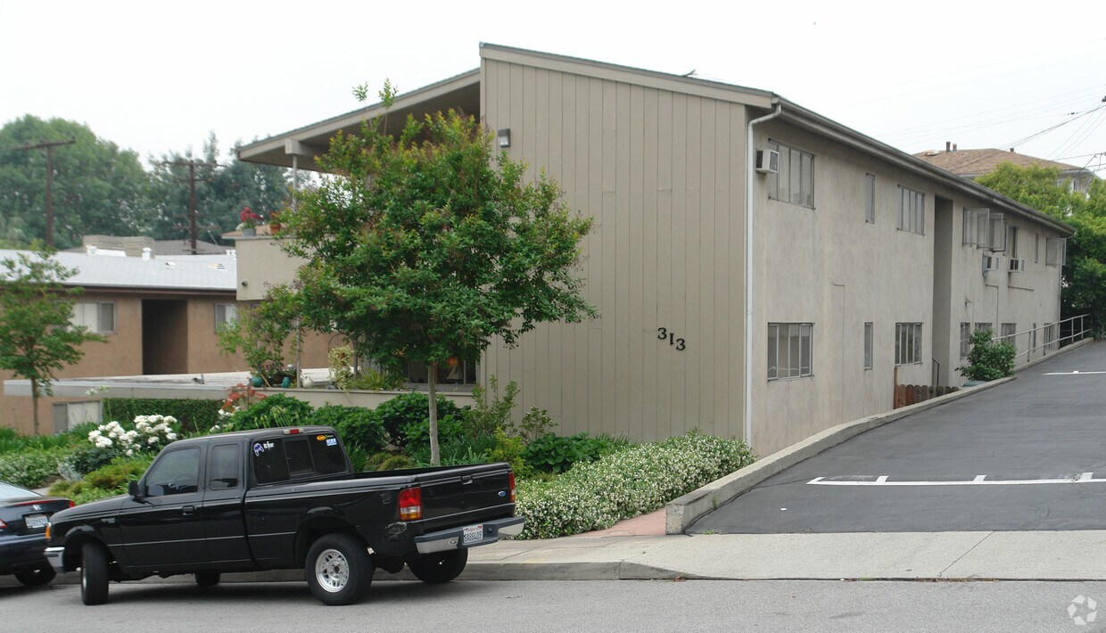 Building Photo - 313 Raymondale Dr