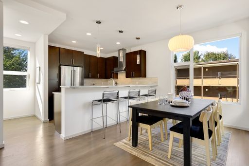 Foto del edificio - Lovely Ravenna 3bdrm/2.5 bath detached townhome with 2 parking spaces. - Available 8/1