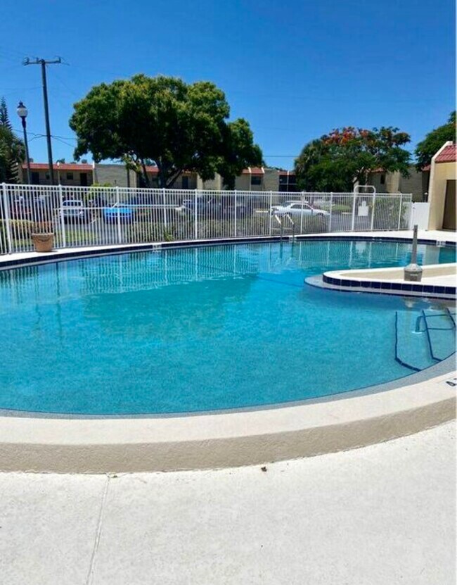GRAN PISCINA. CASA CLUB CON GIMNASIO Y MESA DE BILLAR. - 2050 Oleander Blvd