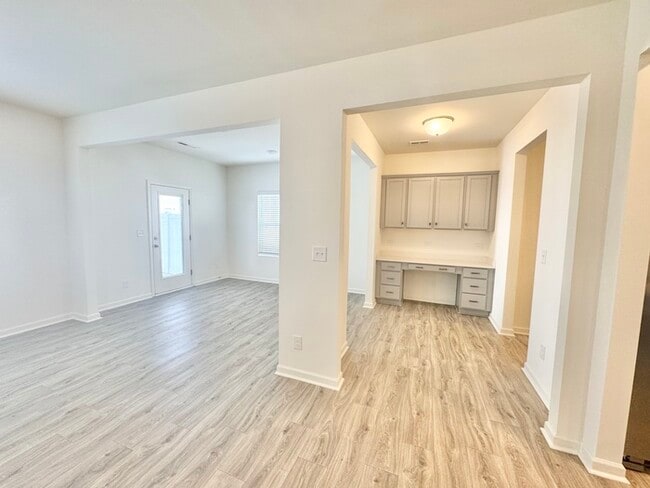 Building Photo - 3 br paired home with loft, minutes from I-77 I-40