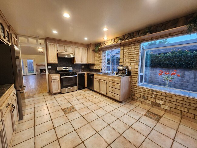 Foto del edificio - Elevated Living with Sunset Views