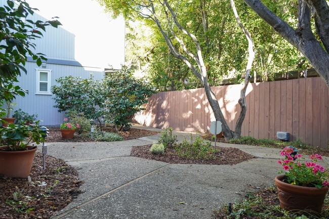 Building Photo - Beautifully Updated Lafayette Townhouse!