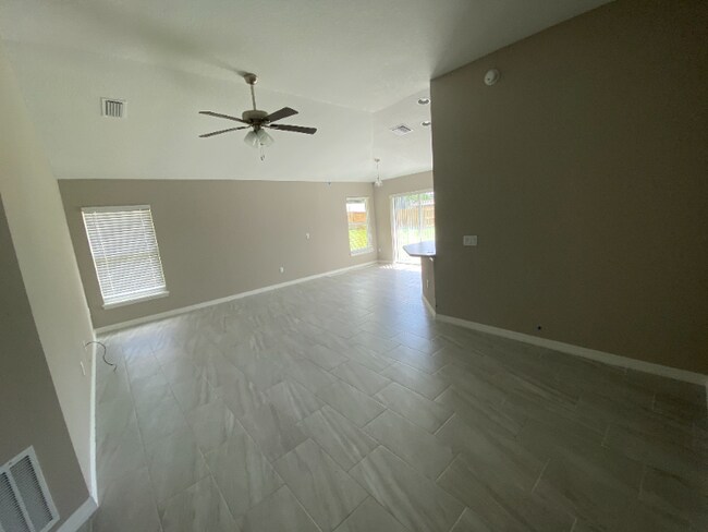 Building Photo - 2893 S Palmetto Ave