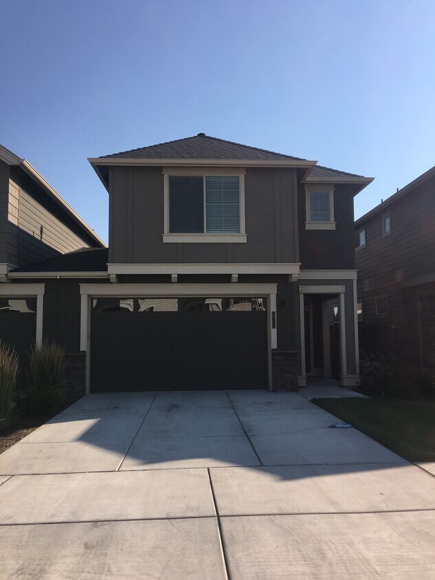 Foto principal - Modern and Spacious Townhome, NE Bend