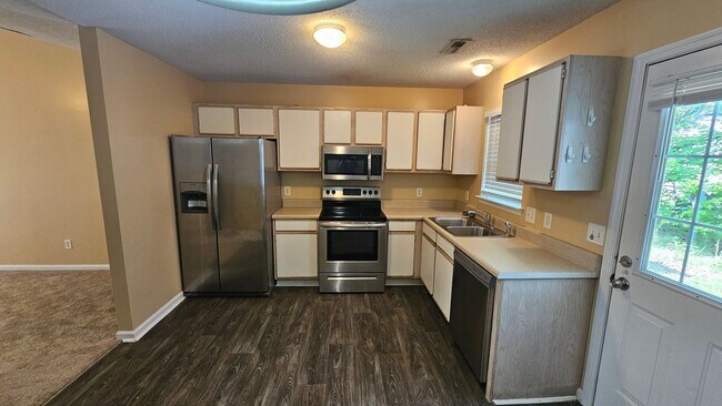 Building Photo - 3 Bedroom 2 Bath Townhouse