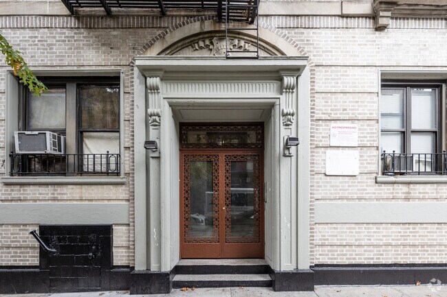 Entrada - 545-547 W 150th St