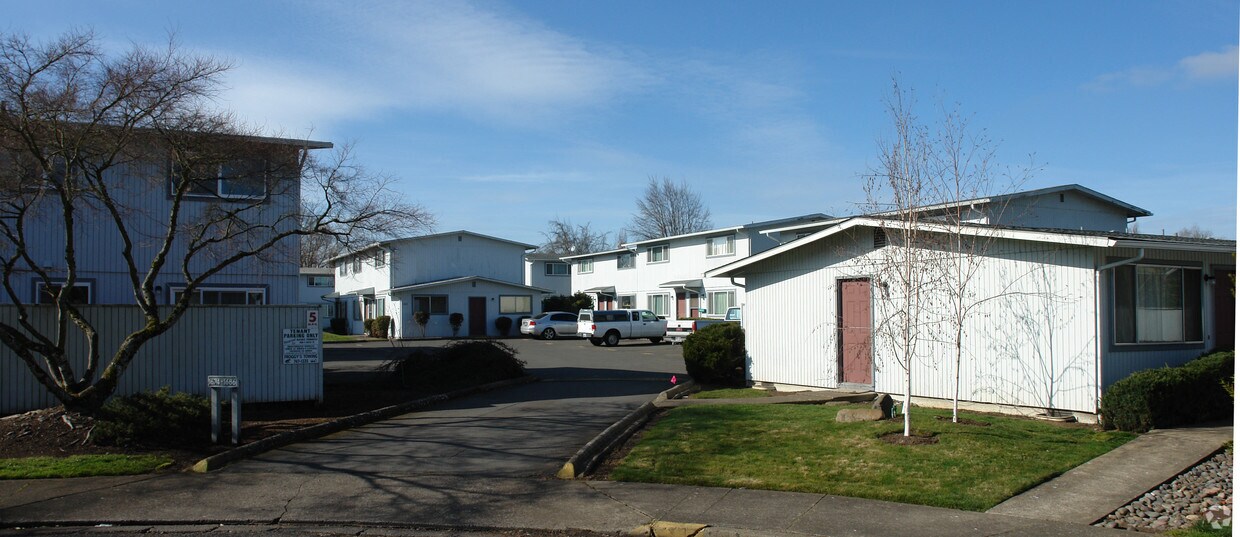 Building Photo - Mckenzie Townhouses