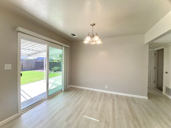 Foto del edificio - Gorgeous 5-bedroom home located in Fremont! – Huge Backyard!