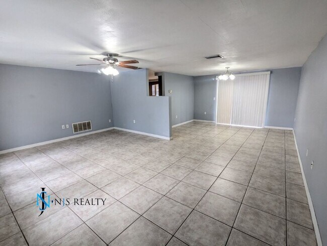 Foto del edificio - Gorgeous 2/2 1299 Sq. Ft. home with tile f...