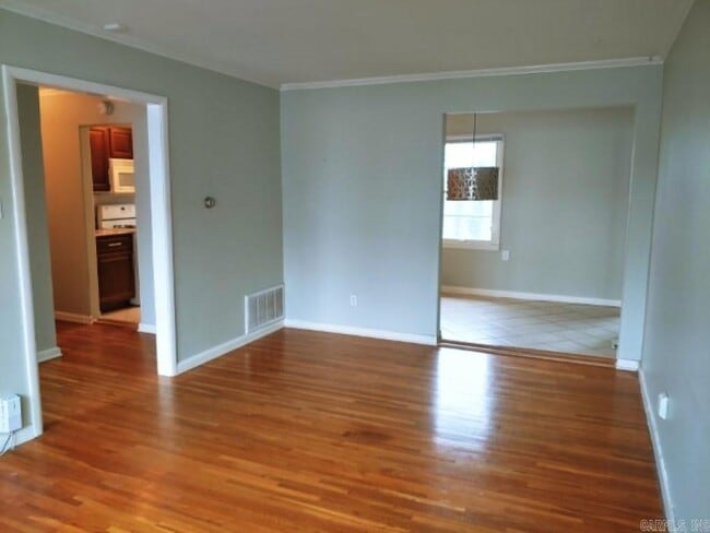 Building Photo - 307 W 34th St