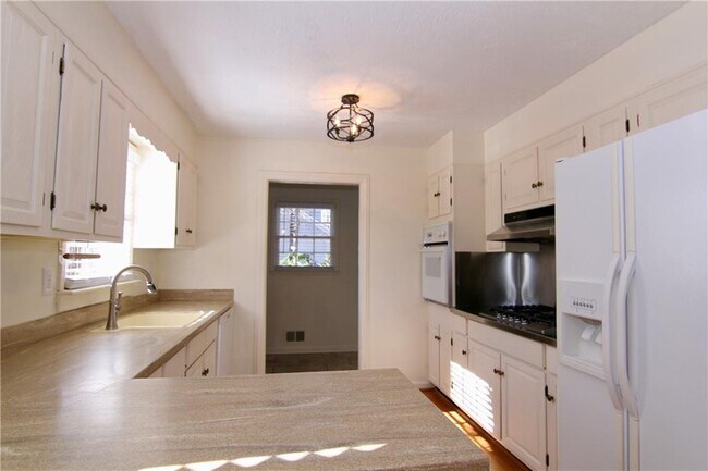 Foto del edificio - 1845 S Johnson Ferry Rd NE