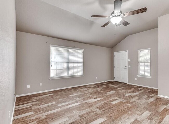 Building Photo - Charming 3 Bedroom Home in Yukon with Modern Updates