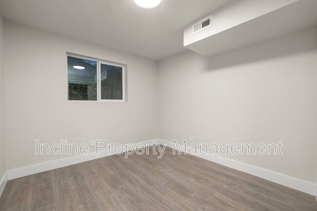 Foto del edificio - 450 Scenic Dr