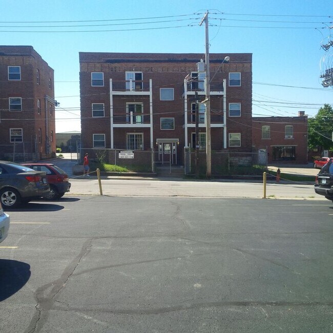 Building Photo - 3946 Walnut St
