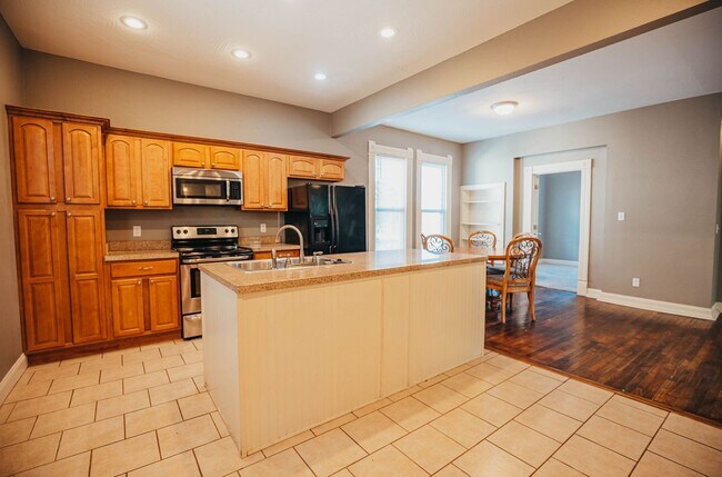 Foto del edificio - Stunning 5 bed 2 bath House ** Beautiful Upscale Living!!