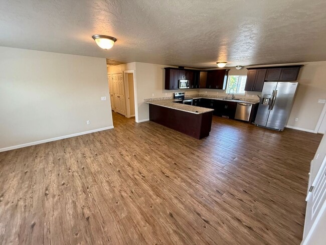 Building Photo - 3 Bedroom Charming Duplex