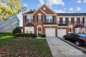 Building Photo - 165 N Arcadian Way