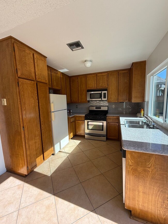 Building Photo - 3 bed, 2 bath single story home on a stree...