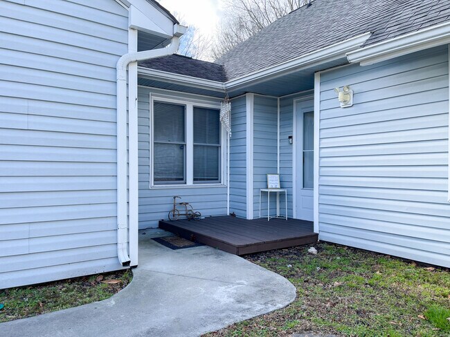 Building Photo - 1516 Newport Cir