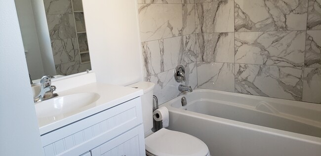 Building Photo - 500 Saint Clarens Av