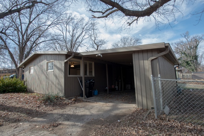 Building Photo - 1500 SW Clontarf St