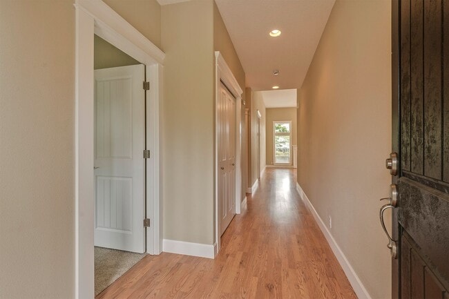 Building Photo - 376 Forest Pl