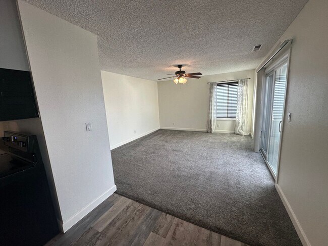 Foto del edificio - Modern Reno apartment 2 bedroom 1 bath! Co...