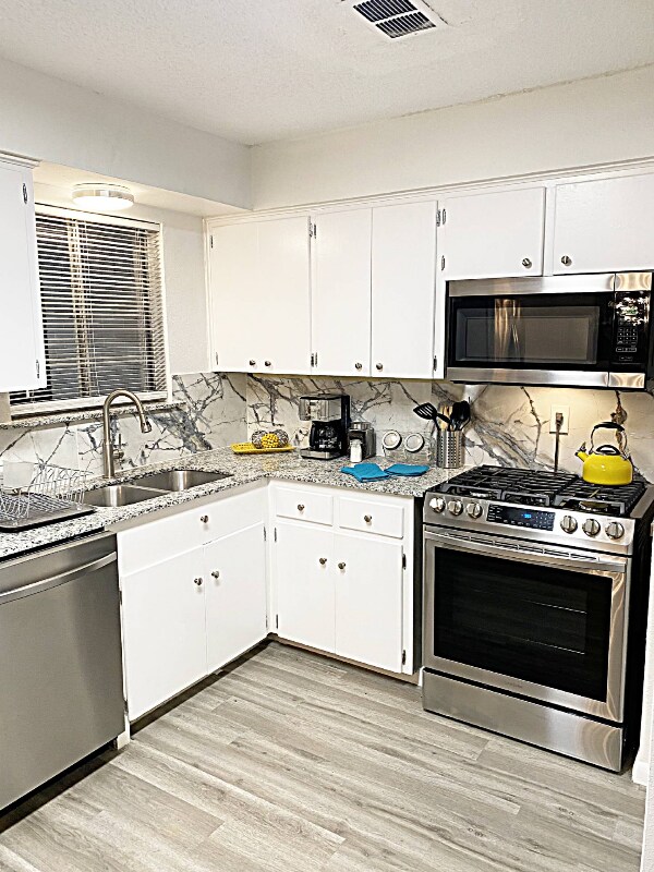 Foto del edificio - 208 Baron Pl