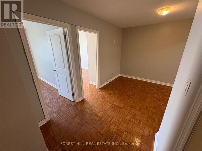 Photo du bâtiment - 341 Lakeshore Rd E