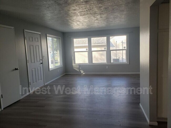 Foto del edificio - 3400-3402 E 13th St