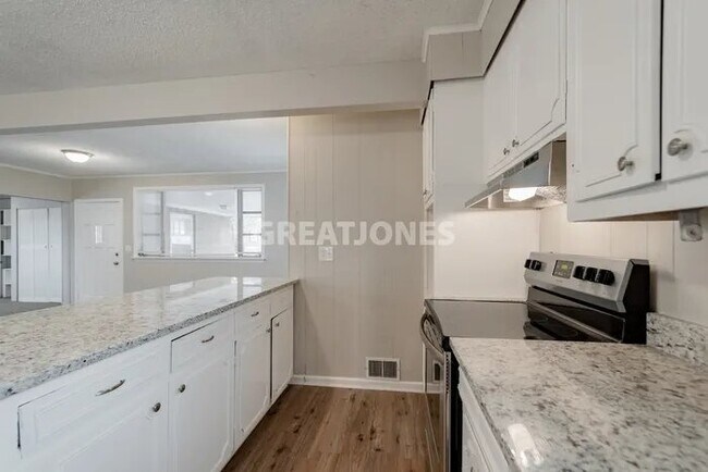 Building Photo - 2313 Westview Dr