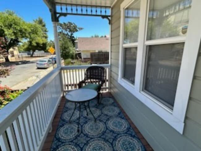 Building Photo - SHOWING FRI 6/26 & SAT 6/27 12:30-1:30PM!! 1 Bedroom 1 bath Cottage style Duplex