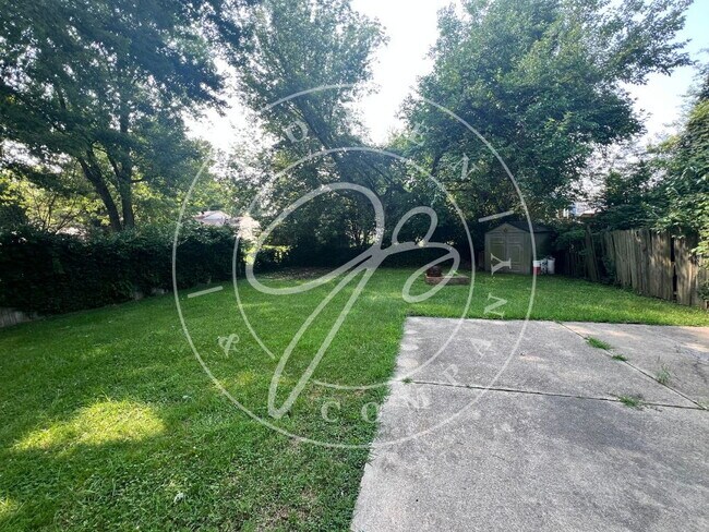 Foto del edificio - Completely updated 3 bedroom home with fin...