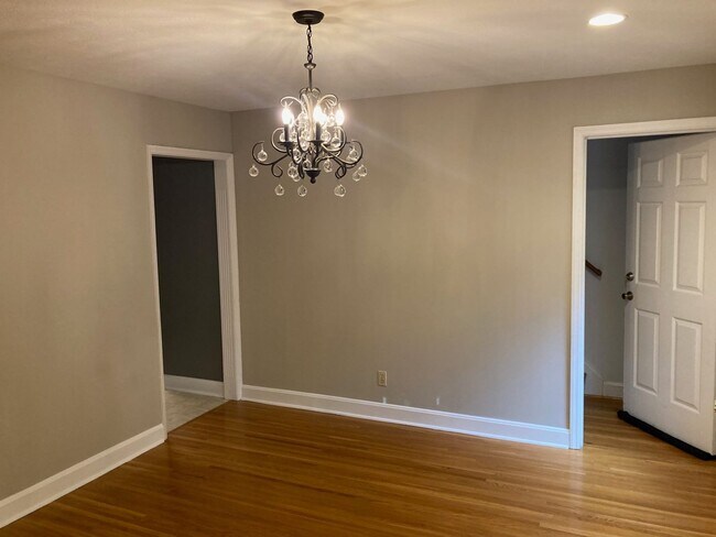 Foto del edificio - St. Matthews  3 Bed 2 Bath Stone Cape Cod Home