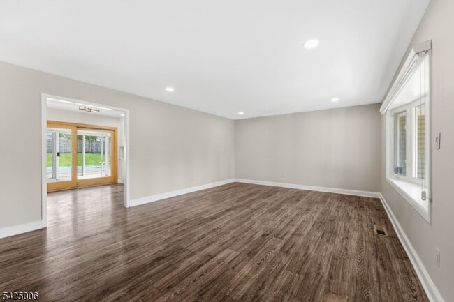 Foto del edificio - 3 Cypress Rd