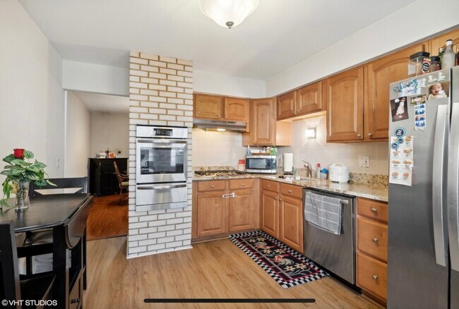 Building Photo - 303 E Valley Ln